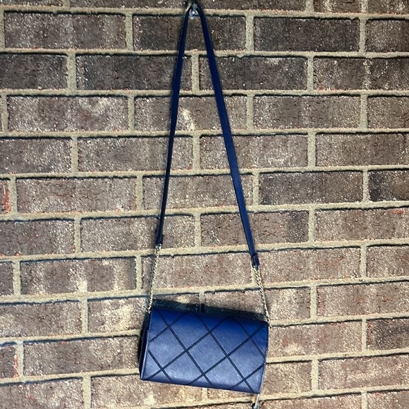 Crown & Ivy crossbody clutch wallet removable strap and 10 cardholders - Picture 2 of 12